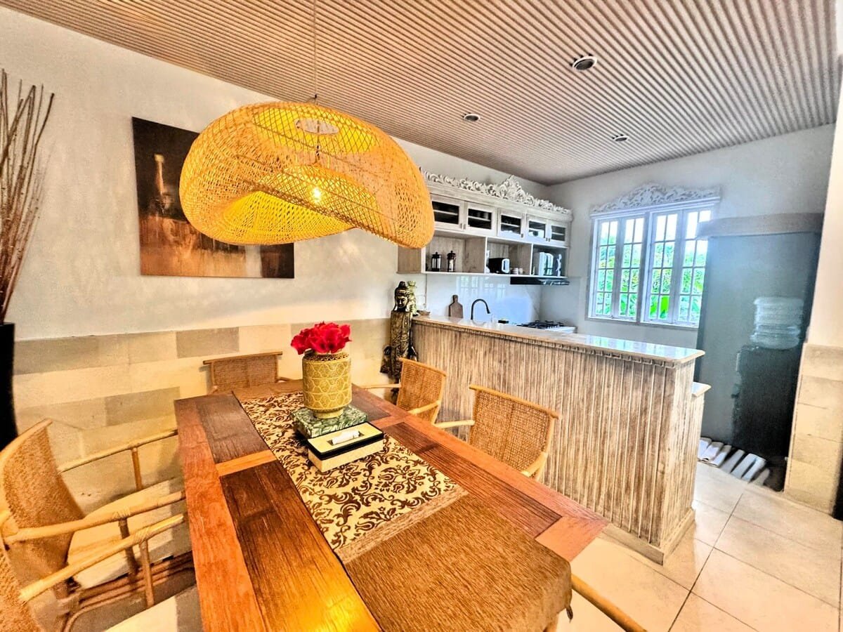 Open-plan space for family meals and gatherings in Villa Carissa